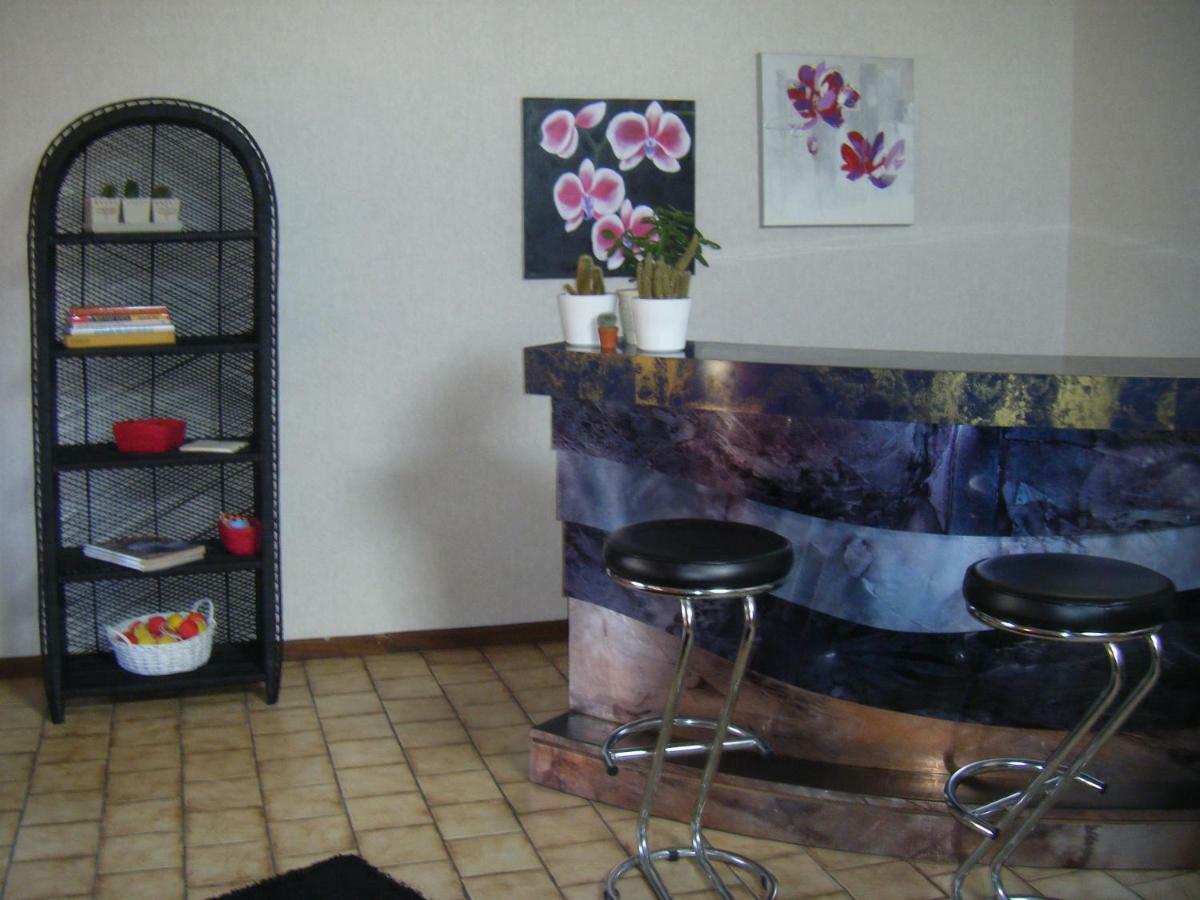 Les Lutins Bed & Breakfast Sainte-Ruffine Bagian luar foto